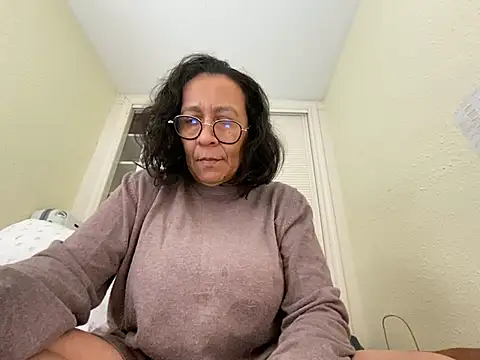 Snapshot of sweeviolet chatting on March 14, 1:13 pm sweeviolet online show from March 14, 1:13 pm