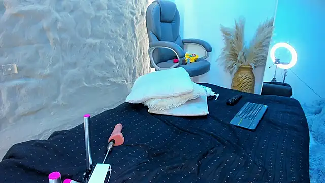 Snapshot of Isa__Blanc chatting on February 13, 9:20 am Isa Blanc online show from February 13, 9:20 am