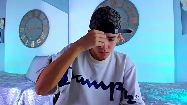 Snapshot of Mike_0233_ chatting on December 20, 3:47 am Mike 0233 online show from December 20, 3:47 am