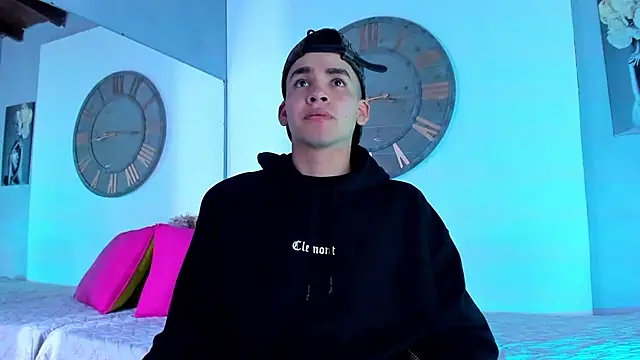 Snapshot of Mike_0233_ chatting on December 21, 3:58 am Mike 0233 online show from December 21, 3:58 am