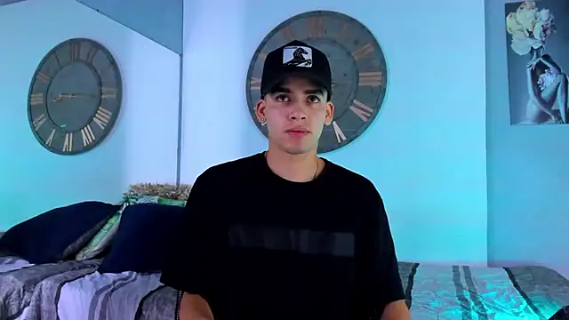 Snapshot of Mike_0233_ chatting on December 22, 3:44 am Mike 0233 online show from December 22, 3:44 am