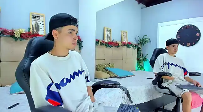 Snapshot of Mike_0233_ chatting on December 29, 12:34 pm Mike 0233 online show from December 29, 12:34 pm