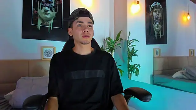 Snapshot of Mike_0233_ chatting on December 31, 1:19 pm Mike 0233 online show from December 31, 1:19 pm