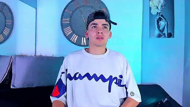 Snapshot of Mike_0233_ chatting on January 3, 4:11 am Mike 0233 online show from January 3, 4:11 am