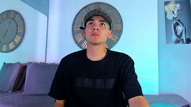 Snapshot of Mike_0233_ chatting on January 4, 4:01 am Mike 0233 online show from January 4, 4:01 am