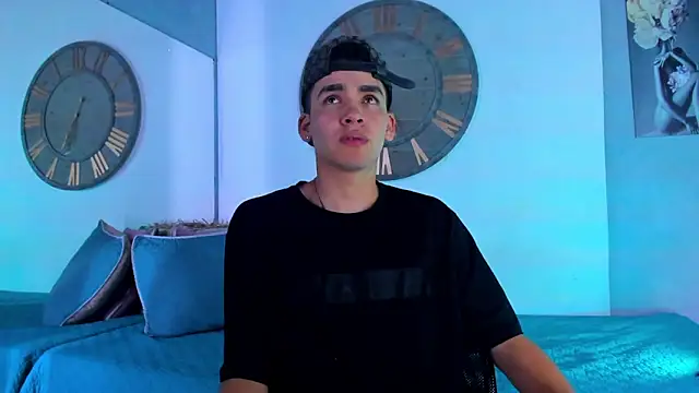 Snapshot of Mike_0233_ chatting on January 9, 3:58 am Mike 0233 online show from January 9, 3:58 am