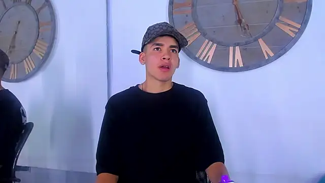 Snapshot of Mike_0233_ chatting on January 11, 8:33 am Mike 0233 online show from January 11, 8:33 am