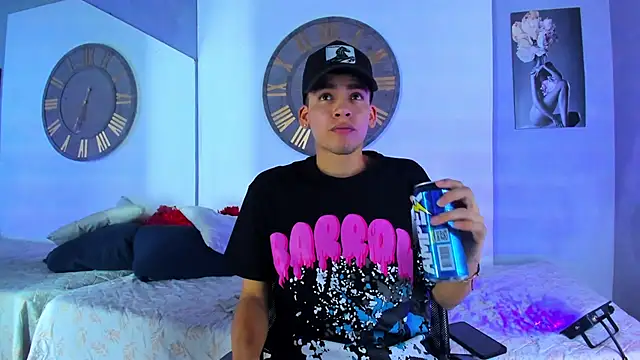 Snapshot of Mike_0233_ chatting on January 18, 4:37 am Mike 0233 online show from January 18, 4:37 am