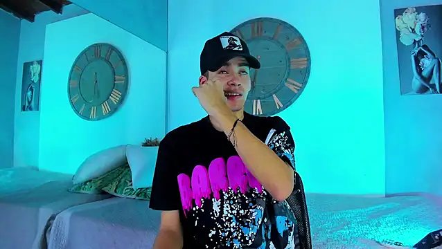 Snapshot of Mike_0233_ chatting on January 23, 4:09 am Mike 0233 online show from January 23, 4:09 am