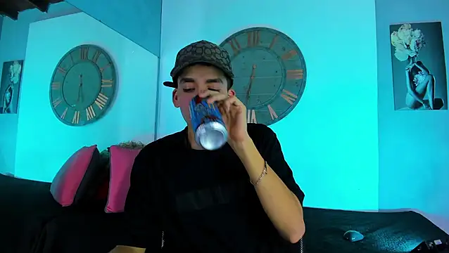 Snapshot of Mike_0233_ chatting on January 24, 3:32 am Mike 0233 online show from January 24, 3:32 am