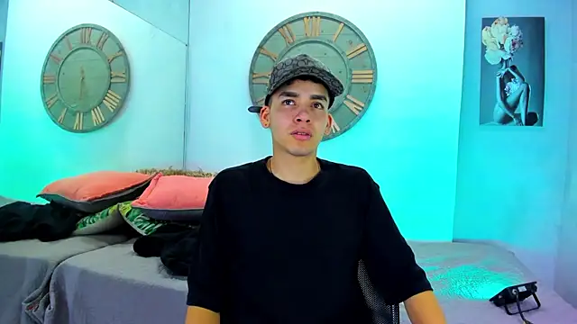 Snapshot of Mike_0233_ chatting on January 28, 4:08 am Mike 0233 online show from January 28, 4:08 am