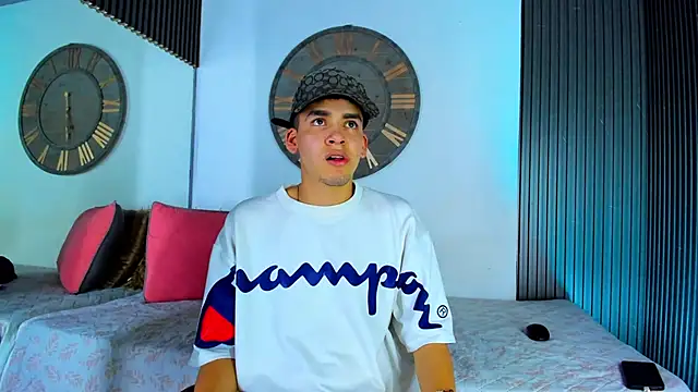 Snapshot of Mike_0233_ chatting on January 30, 4:06 am Mike 0233 online show from January 30, 4:06 am