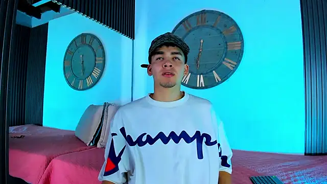 Snapshot of Mike_0233_ chatting on February 2, 3:54 am Mike 0233 online show from February 2, 3:54 am