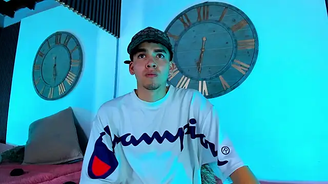 Snapshot of Mike_0233_ chatting on February 2, 7:09 am Mike 0233 online show from February 2, 7:09 am