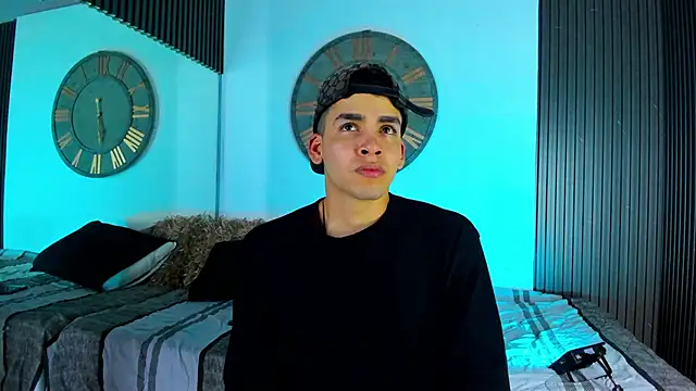 Snapshot of Mike_0233_ chatting on February 4, 3:54 am Mike 0233 online show from February 4, 3:54 am