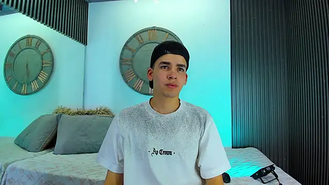 Snapshot of Mike_0233_ chatting on February 5, 4:06 am Mike 0233 online show from February 5, 4:06 am