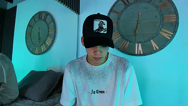 Snapshot of Mike_0233_ chatting on February 5, 7:29 am Mike 0233 online show from February 5, 7:29 am