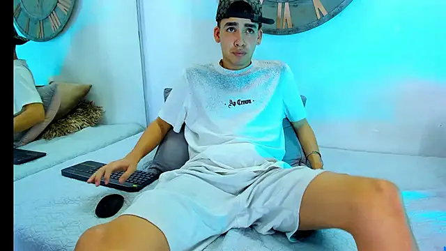 Snapshot of Mike_0233_ chatting on February 6, 7:13 am Mike 0233 online show from February 6, 7:13 am