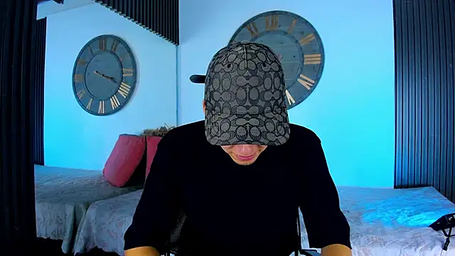 Snapshot of Mike_0233_ chatting on February 9, 4:25 am Mike 0233 online show from February 9, 4:25 am