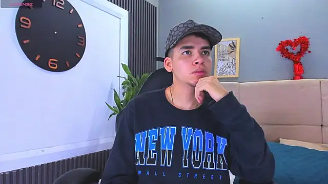 Snapshot of Mike_0233_ chatting on February 12, 4:44 am Mike 0233 online show from February 12, 4:44 am