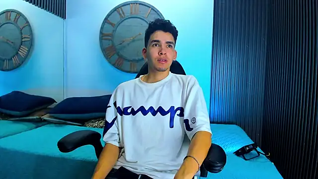 Snapshot of Mike_0233_ chatting on February 13, 4:32 am Mike 0233 online show from February 13, 4:32 am