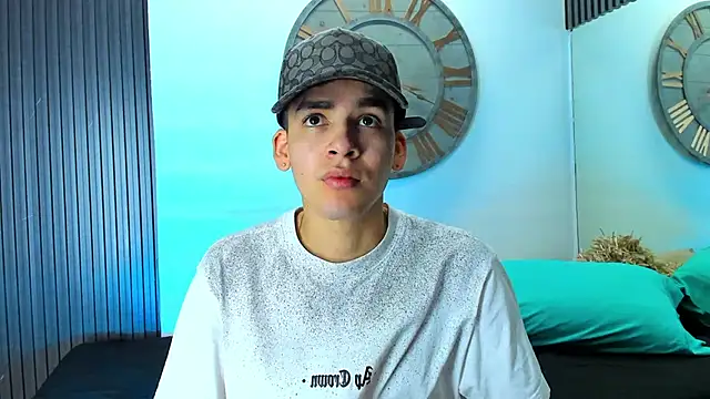 Snapshot of Mike_0233_ chatting on February 15, 4:36 am Mike 0233 online show from February 15, 4:36 am