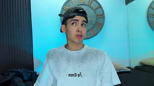 Snapshot of Mike_0233_ chatting on February 15, 8:00 am Mike 0233 online show from February 15, 8:00 am