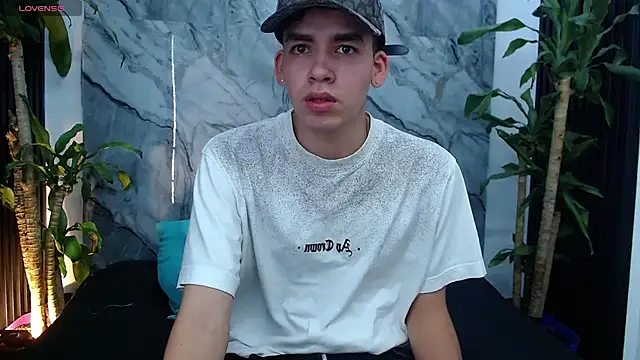 Snapshot of Mike_0233_ chatting on February 15, 11:39 am Mike 0233 online show from February 15, 11:39 am