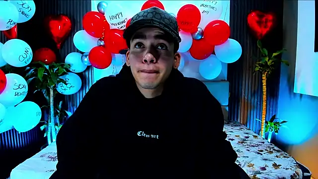 Snapshot of Mike_0233_ chatting on February 16, 5:59 am Mike 0233 online show from February 16, 5:59 am