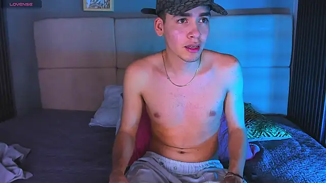 Snapshot of Mike_0233_ chatting on February 18, 8:16 am Mike 0233 online show from February 18, 8:16 am