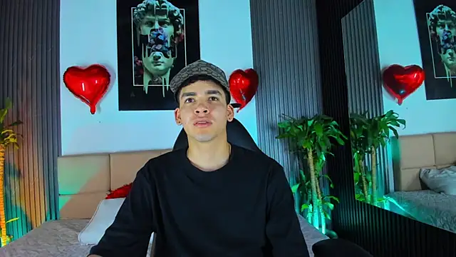 Snapshot of Mike_0233_ chatting on February 19, 4:34 am Mike 0233 online show from February 19, 4:34 am