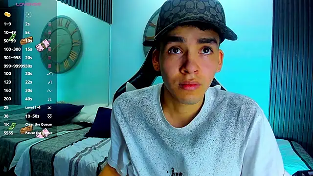 Snapshot of Mike_0233_ chatting on February 20, 4:07 am Mike 0233 online show from February 20, 4:07 am