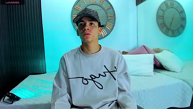 Snapshot of Mike_0233_ chatting on February 21, 4:29 am Mike 0233 online show from February 21, 4:29 am