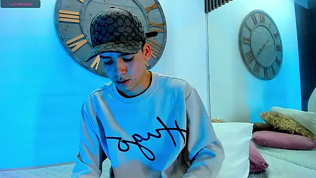 Snapshot of Mike_0233_ chatting on February 21, 7:34 am Mike 0233 online show from February 21, 7:34 am