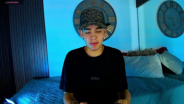 Snapshot of Mike_0233_ chatting on February 22, 5:12 am Mike 0233 online show from February 22, 5:12 am