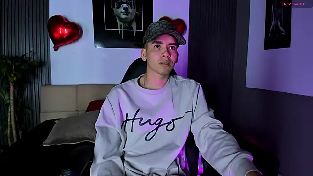 Snapshot of Mike_0233_ chatting on February 25, 4:24 am Mike 0233 online show from February 25, 4:24 am