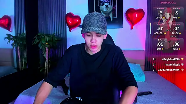 Snapshot of Mike_0233_ chatting on February 27, 1:48 am Mike 0233 online show from February 27, 1:48 am