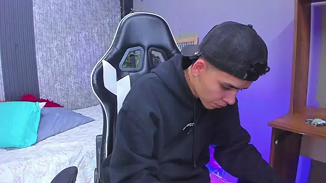 Snapshot of Mike_0233_ chatting on March 6, 3:57 am Mike 0233 online show from March 6, 3:57 am