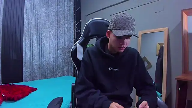 Snapshot of Mike_0233_ chatting on March 8, 4:01 am Mike 0233 online show from March 8, 4:01 am