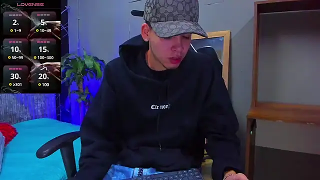 Snapshot of Mike_0233_ chatting on March 9, 4:27 am Mike 0233 online show from March 9, 4:27 am