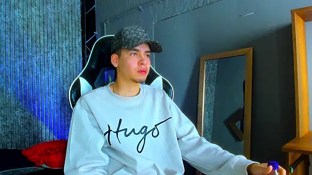 Snapshot of Mike_0233_ chatting on March 11, 4:21 am Mike 0233 online show from March 11, 4:21 am