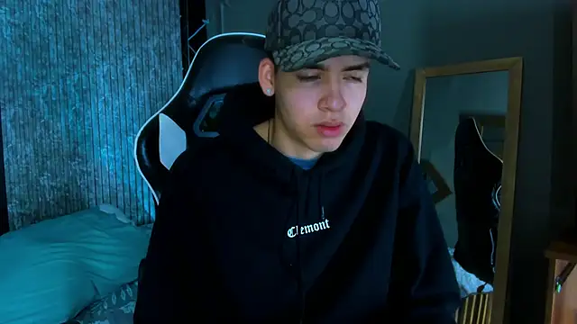 Snapshot of Mike_0233_ chatting on March 12, 4:19 am Mike 0233 online show from March 12, 4:19 am