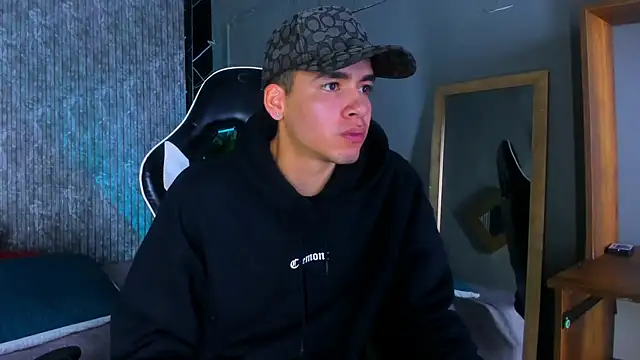 Snapshot of Mike_0233_ chatting on March 14, 3:26 am Mike 0233 online show from March 14, 3:26 am