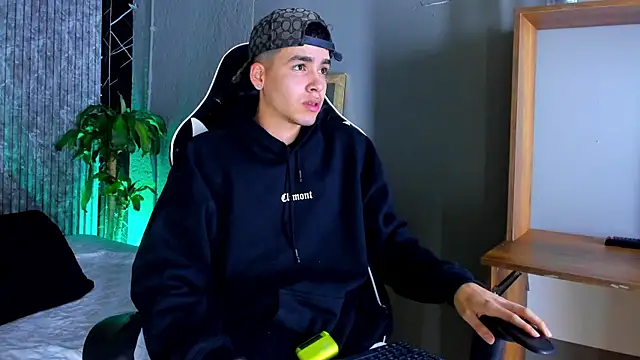 Snapshot of Mike_0233_ chatting on March 18, 3:20 am Mike 0233 online show from March 18, 3:20 am