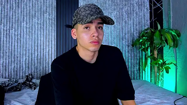 Snapshot of Mike_0233_ chatting on March 18, 9:31 am Mike 0233 online show from March 18, 9:31 am