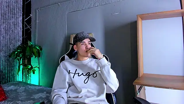 Snapshot of Mike_0233_ chatting on March 19, 4:03 am Mike 0233 online show from March 19, 4:03 am