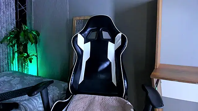 Snapshot of Mike_0233_ chatting on March 19, 7:07 am Mike 0233 online show from March 19, 7:07 am