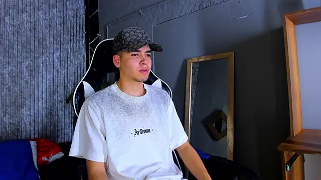 Snapshot of Mike_0233_ chatting on March 20, 3:23 am Mike 0233 online show from March 20, 3:23 am