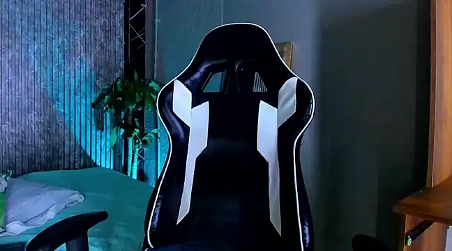 Snapshot of Mike_0233_ chatting on March 22, 4:24 am Mike 0233 online show from March 22, 4:24 am