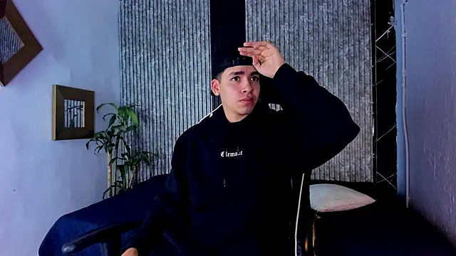 Snapshot of Mike_0233_ chatting on September 9, 4:34 am Mike 0233 online show from September 9, 4:34 am